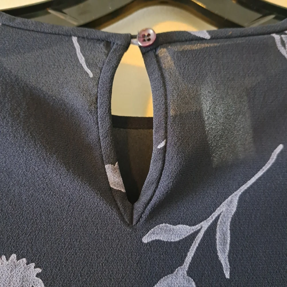 Jones New York Dark Blue Top with Flowers - Picture 3 of 4